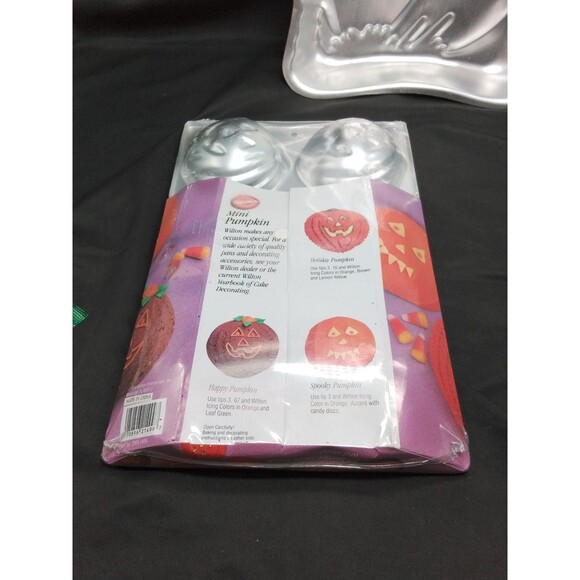 Two new Wilton  Halloween cake pans - Picture 2 of 2